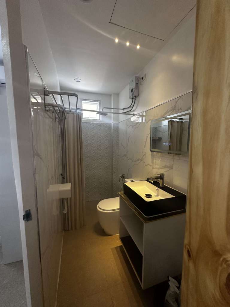 Tiled bathroom interior – Hero House Santa Fe, Philippines