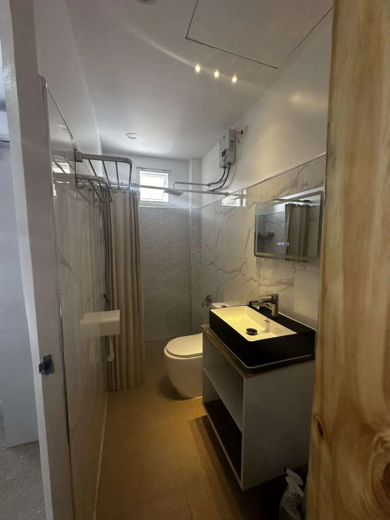 Tiled bathroom interior – Hero House Santa Fe, Philippines