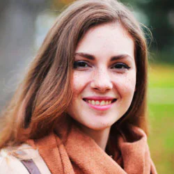 Five-star review avatar, guest Julie R.